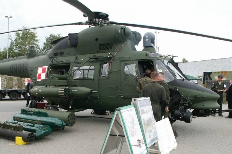 Вертолёт ВВС Польши совершил аварийную посадку в поле