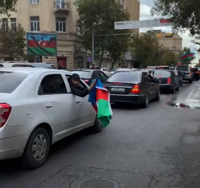 В Баку народ стал собираться на улицах после заявлений о взятии под контроль Шуши