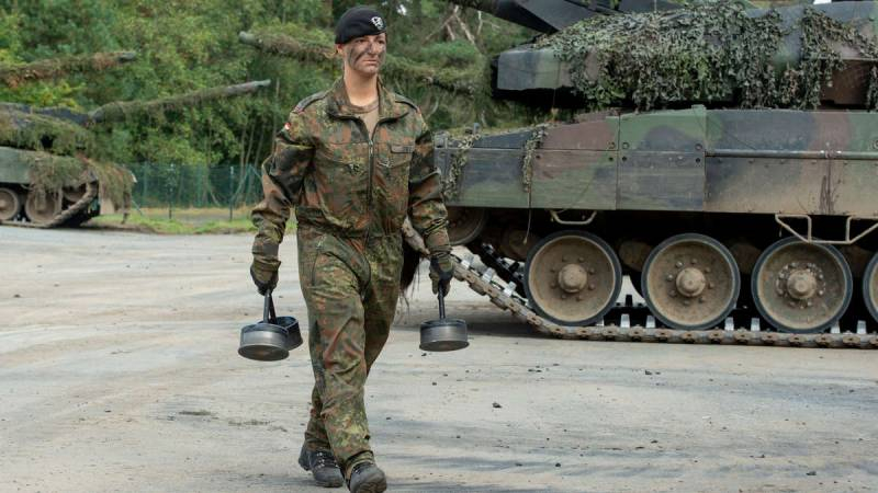 «Впечатляющее место для работы»: заряжающая немецкого «Леопарда» рассказала о службе на танке
