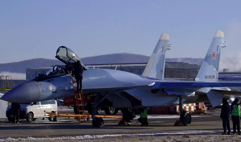 Пара новых истребителей Су-35С прибыла в Липецкий авиационный центр ВКС РФ