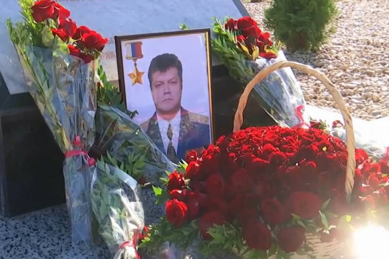 На авиабазе Хмеймим открыли памятный знак Герою России пилоту Олегу Пешкову