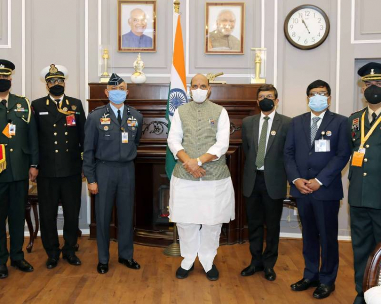 Министр обороны Индии: Наши военные сражались с китайской армией в Ладакхе с удивительной храбростью и стойкостью