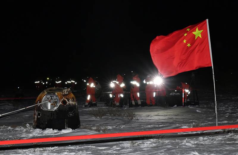 Китайский аппарат «Чанъэ-5» доставил лунный грунт на Землю