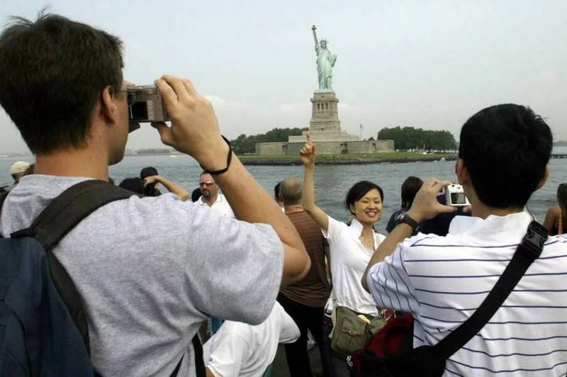 США ужесточили правила получения туристических виз для китайских коммунистов