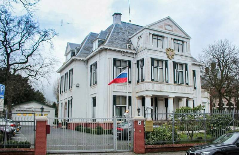 Нидерланды высылают двух российских дипломатов, обвиненных в шпионаже