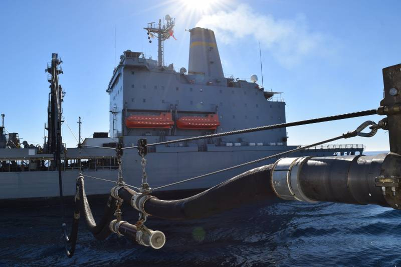 Стелс-эсминец Michael Monsoor класса Zumwalt ВМС США отработал пополнение запасов топлива в открытом море