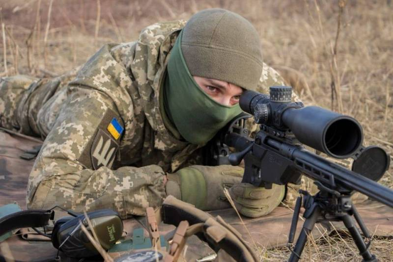 Украинские снайперы тренируются на Донбассе с новыми винтовками