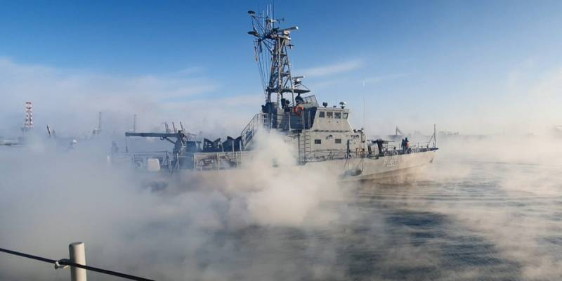 Катер ВМС Украины «Славянск» типа Island тренировал плавание в шторм на Чёрном море