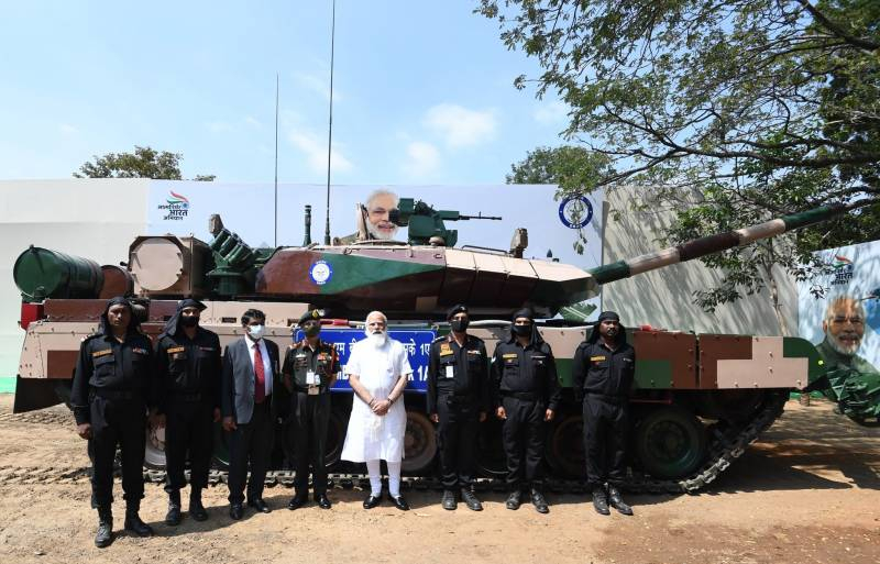 В прессе Индии: Пока критиковали танк «Арджун», заказы на импортные Т-72 и Т-90 исчислялись сотнями