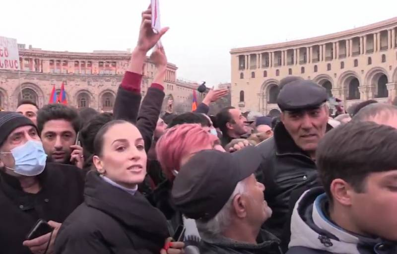 «Армения без Пашиняна»: В Ереване проходит масштабный митинг за отставку премьера