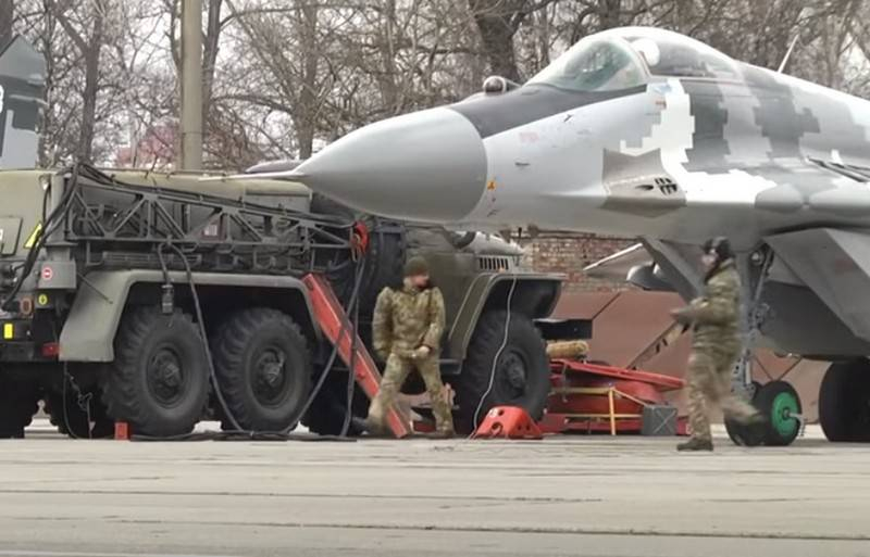 «Вероятно будет списан»: Украинский офицер на автомобиле протаранил истребитель МиГ-29 ВС ВСУ