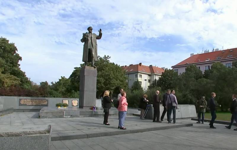 От санкций до демонтажа памятника маршалу Коневу: чешская пресса напомнила об антироссийских шагах властей страны