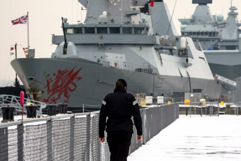 В ФСБ рассказали о выдворении корабля ВМС Британии из территориальных вод России