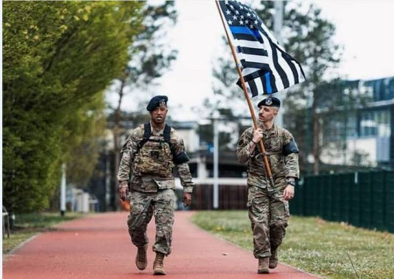 Американский флаг с голубой полосой на базе Рамштайн в Германии вызвал осуждение в США: о причинах негативной реакции