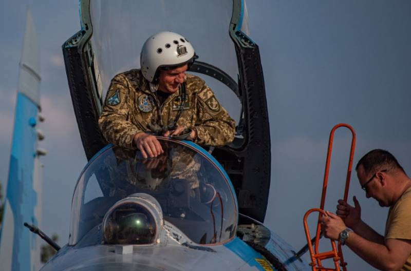 Пилоты Су-27 ВВС Украины готовятся к воздушным боям
