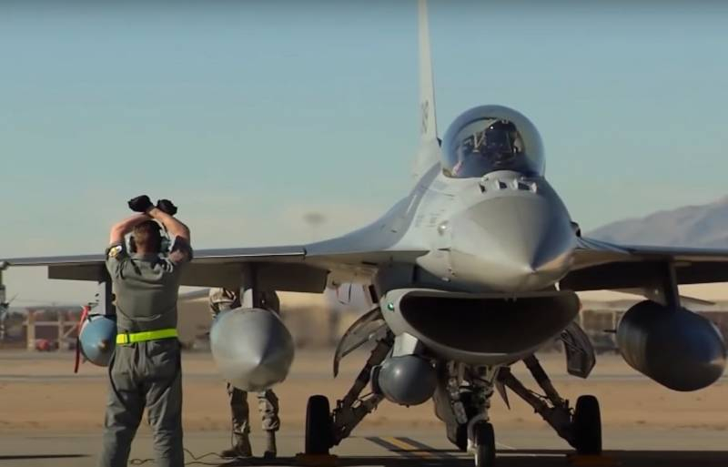 В США совершил полёт первый частный истребитель F-16