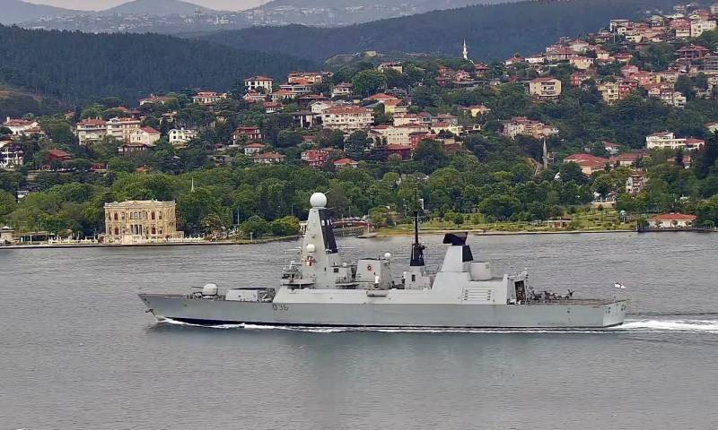 Два боевых корабля из состава авианосной группы HMS Queen Elizabeth вошли в Чёрное море