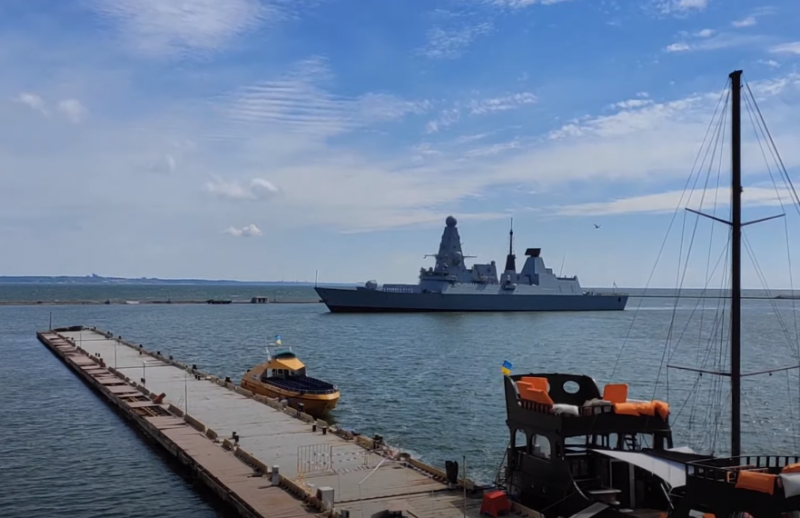 Эсминец и фрегат из состава авианосной группы HMS Queen Elizabeth вошли в порт Одессы