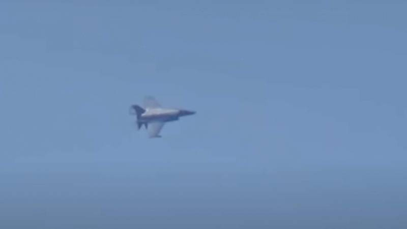 Западная пресса: Истребитель F-35B с британского авианосца пролетел над российскими войсками, тренируясь потопить военные корабли противника