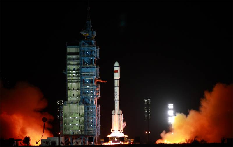 Sina: Введённый в эксплуатацию двигатель с тягой в 500 тонн позволит к 2030 году осуществить высадку первого гражданина Китая на Луну
