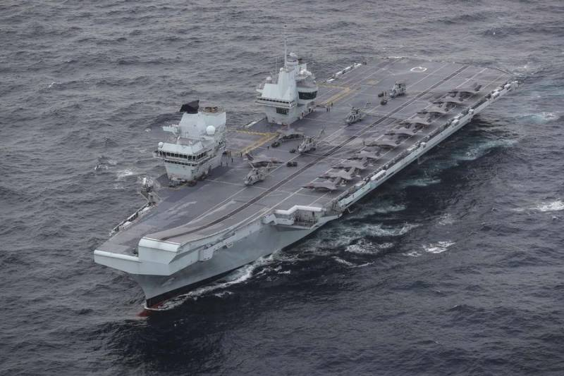 Российские истребители рядом с авианосцем HMS Queen Elizabeth в Средиземном море насторожили британцев