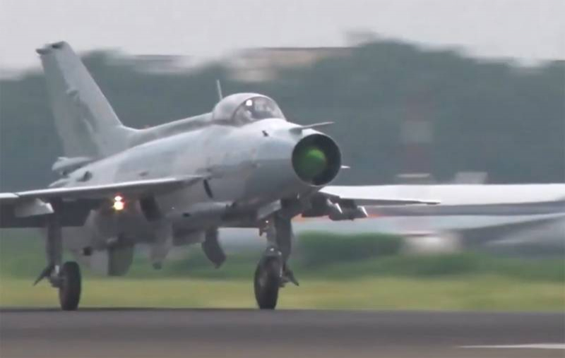 «Использовались старомодные истребители»: ВВС Китая задействовали копии советских МиГ-21 на учениях у границ Тайваня