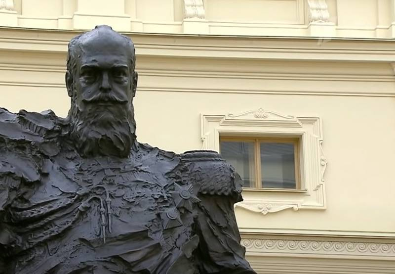 Просчёт со звездой: Ошибка на монументе Александру III исправлена