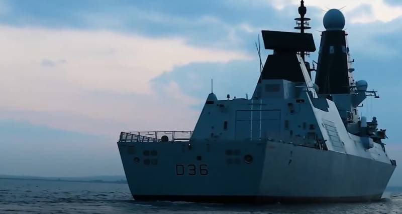 Российский сторожевой корабль открыл предупредительный огонь по британскому эсминцу D36 Defender