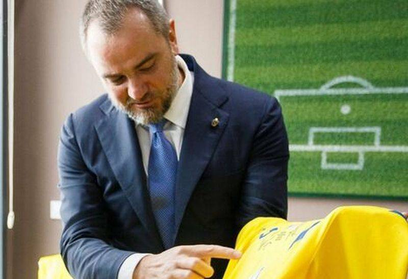 Националистический лозунг «Героям слава» получил официальный статус Украинской ассоциации футбола