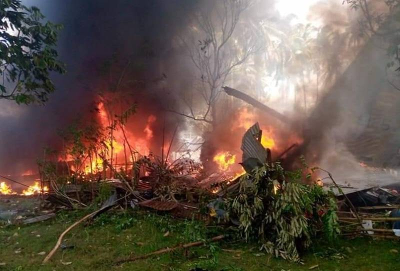 На Филиппинах при посадке загорелся военный самолёт