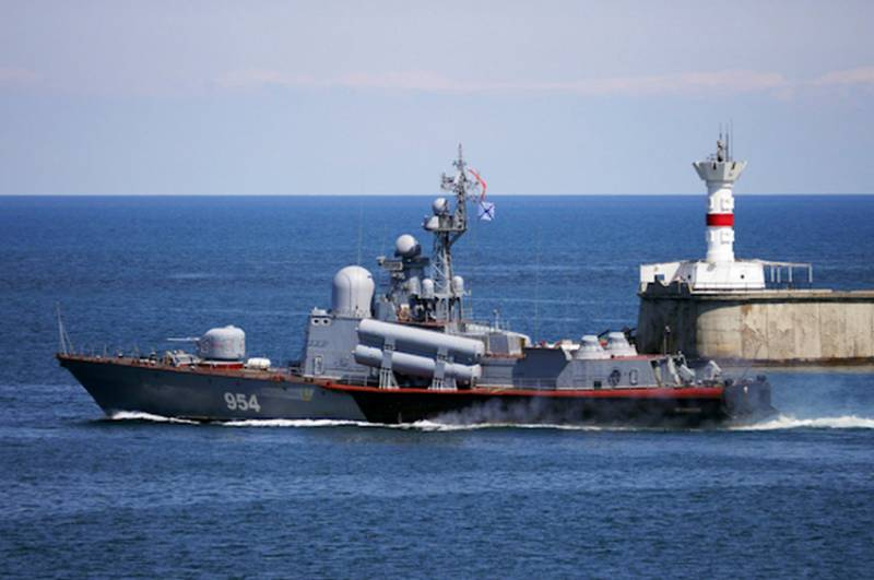 Ракетный катер Черноморского флота вышел на помощь терпящему бедствие украинскому рыболовецкому судну