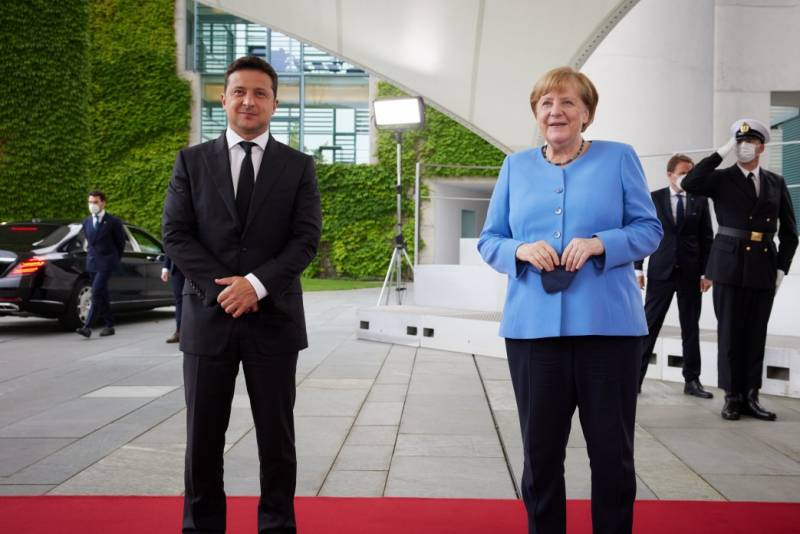 В Киеве немецкого канцлера Ангелу Меркель обвинили в  «сдаче интересов» Украины