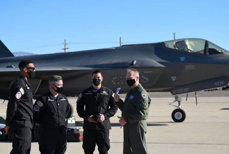 «Сокращать либо полеты, либо самолеты»: в США обеспокоены растущими затратами на истребители F-35