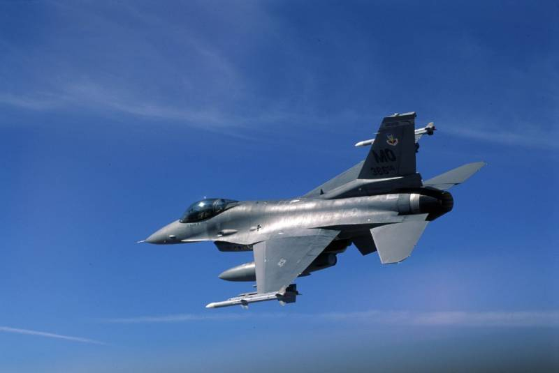 Болгария дополнительно закупает восемь истребителей F-16