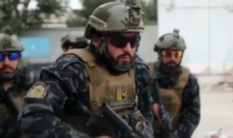 «Талибы «потешаются» над Америкой»: боевики оделись в трофейную форму армии США