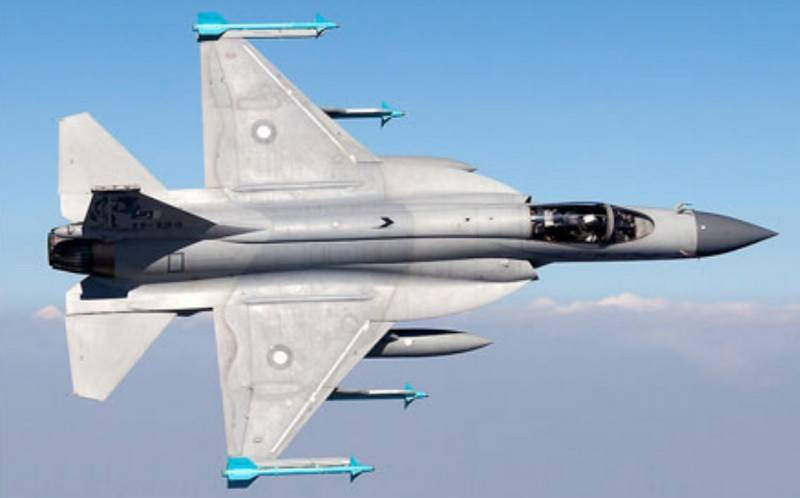 Пакистан готов поставлять истребители JF-17 за пальмовое масло