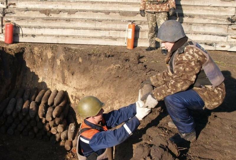 В Bellingcat заявили о расследовании причин взрывов на армейских складах Украины и указали на якобы причастность ГРУ