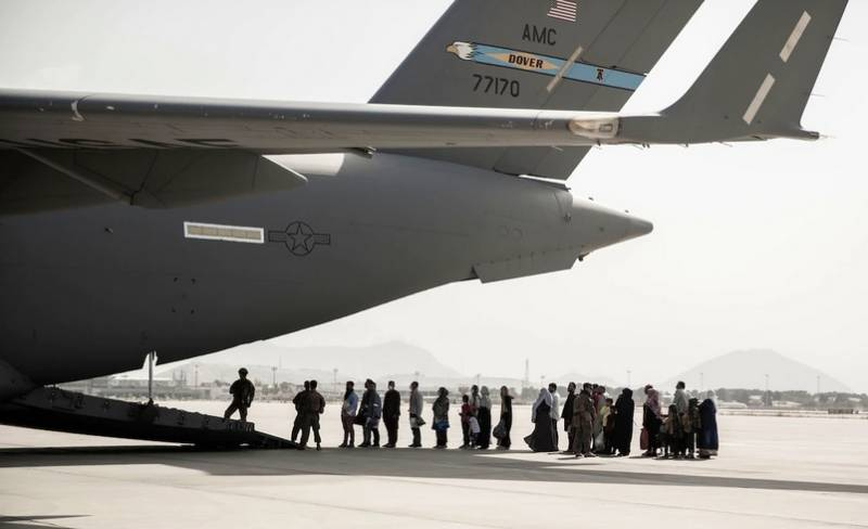 США: В аэропорту Мазари-Шарифа талибы препятствуют эвакуации, в числе пассажиров могут быть американцы