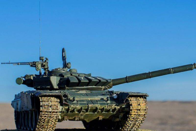 На учениях российские танки Т-72Б3 выполняли стрельбы с замаскированных позиций