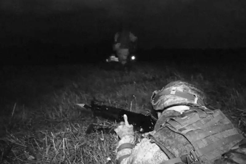 Бойцы ВДВ РФ провели ночное десантирование и операцию по захвату аэродрома условного противника на учениях «Запад-2021»