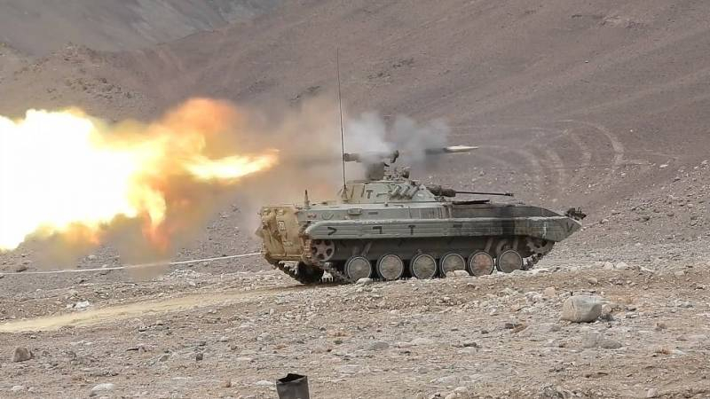 Задействованы Т-72 и Т-90: индийская армия решила провести танковые маневры в спорном регионе Ладакх - в горной местности