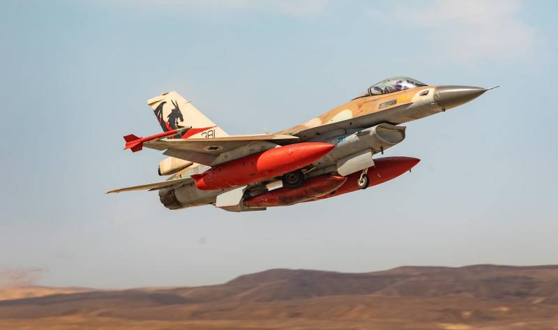 «Долетят до Тегерана и обратно»: Показаны F-16 ВВС Израиля с крупноразмерными подвесными топливными баками