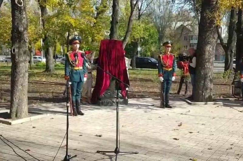 В Донецке торжественно открыли мемориал Арсену Павлову («Мотороле»)