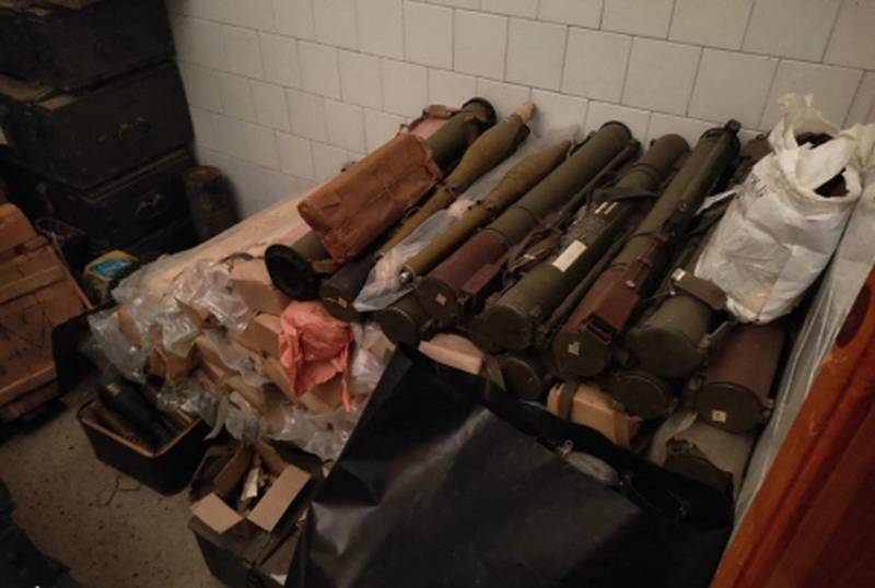 Готовили к продаже: На базе роты нацполиции Украины на Донбассе обнаружен склад с неучтённым оружием