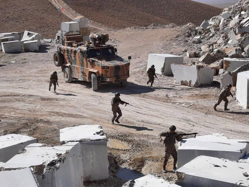 Турецкая бронетехника после артподготовки двинулась на курдские позиции к югу от Аазаза