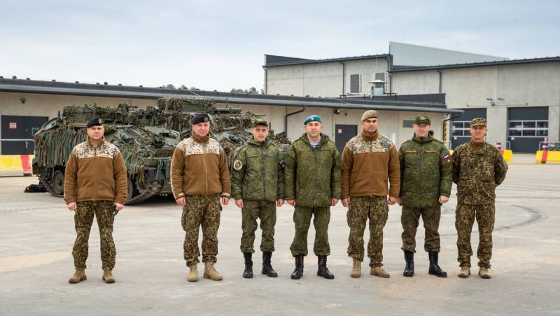 В Прибалтике вызвало обсуждение фото с российскими офицерами на натовской базе Адажи в Латвии