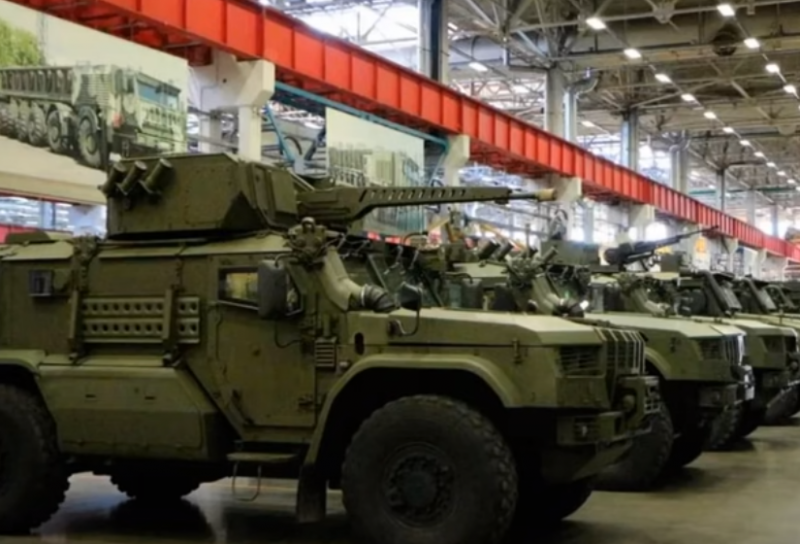 Новейший бронеавтомобиль сопровождения «Напарник» принят на снабжение ВС России