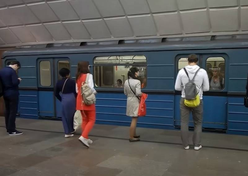 «Понаехали»: В Сети оценили попытку приезжего спасти пассажира московского метро