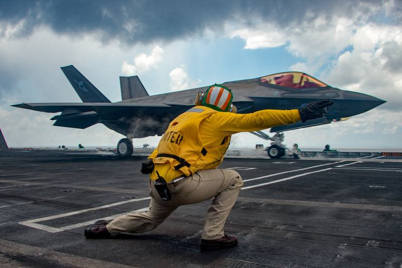 Из-за неуставных «соревнований» между регулировщиками ВМС США пересмотрят работу офицеров палубной авиации