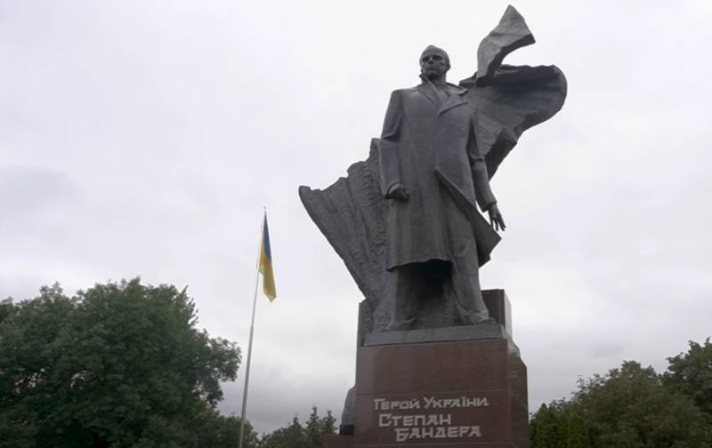 В Тернополе памятник Бандере решили взять под круглосуточную охрану